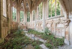 faeriemag: Abandoned chapel in the south of France! by Romain Veillon; https://www.instagram.com/romain_veillon/ 