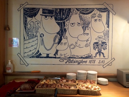 hanpanman:  11.04 Moomin cafe!!!!! All you can eat bread buffet (with hattifattener bread tongs). Wh