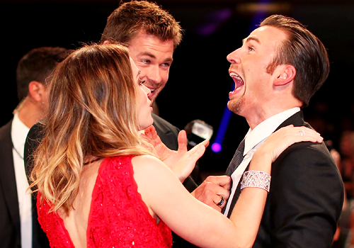 emilyblunt-news:  Emily Blunt, Chris Evans, and Chris Hemsworth at the Critics’ Choice Awards 