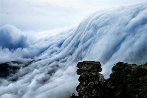 fuckyeahchinesefashion:  After a rainstorm in June, the cloud above Mount Lu庐山 looks like huge waterfall. 李松溪