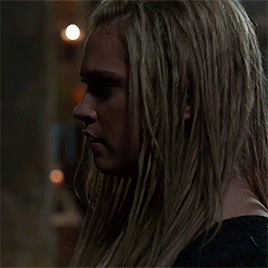 clexa-kom-trikru:Clarke + other people knowing how important Lexa is to her.