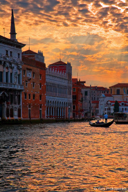 wanderlust-stricken:  Sunset over Grand Canal,