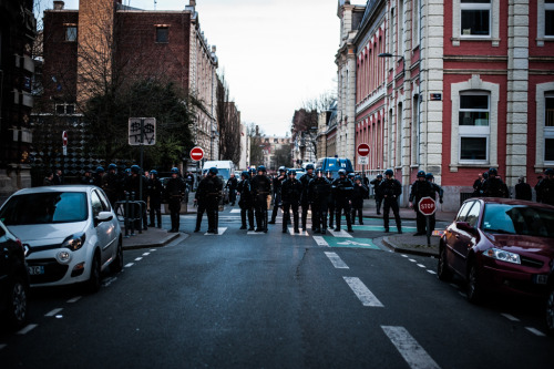 monsieurobturateur:  Manifestation du groupe Antifasciste NP2C contre le meeting de Marine Le Pen à Lille. Aucun journaux n’a parlé de ce qui c’est passé ce soir là, et pourtant ce n’est  pas faute d’avoir essayé d’exister. 