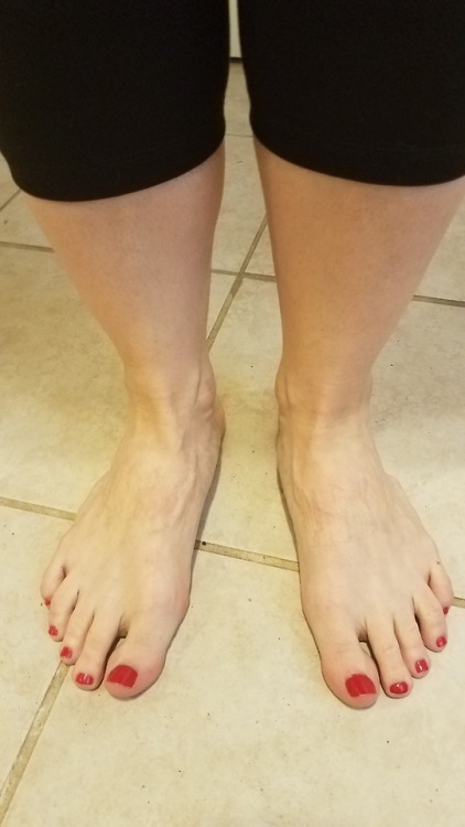 Those pretty feet about to jump into the shower.please comment