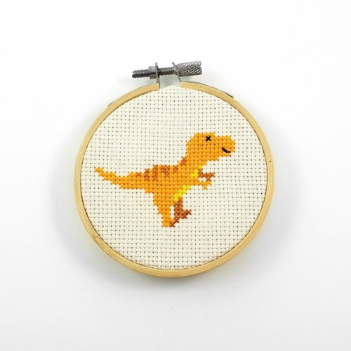ringcat:Finished this cute little t-rex.You can find the pattern here