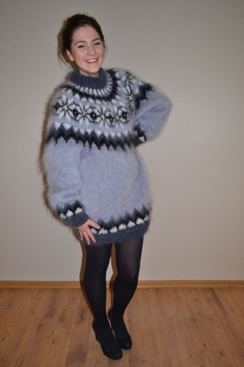 Bun, soft cozy sweater and opaque Hose