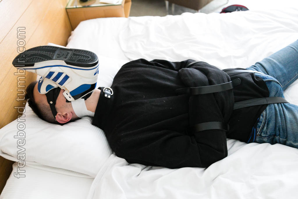 fuckyeahmalefeet:  ≡  New sneakers!  Sad!!!