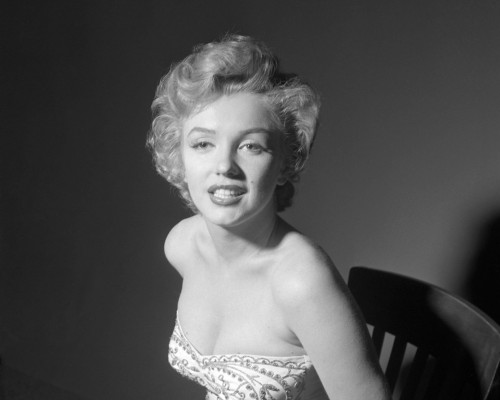 thecinamonroe:  Marilyn Monroe photographed by Earl Theisen (1952).