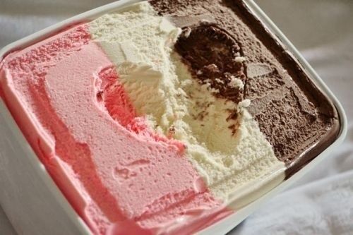 I LOVE ice cream. I LOVE the yummy flavors like Caramel Turtle Cheesecake…but get me Neopolitan and I turn into a giddy little girl, satisfied by the those three simple flavors ♥