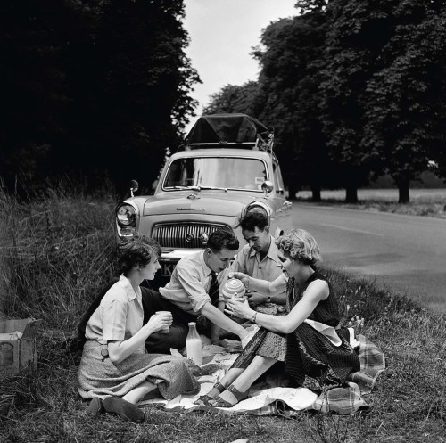 François Pages, Côte d'Azur. Pause pique-nique sur la route des grandes vacances, 1955,