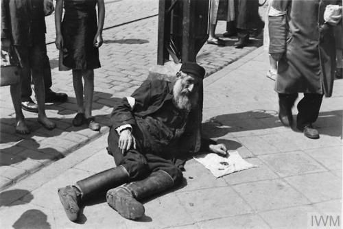 Scenes from the Warsaw Ghetto in summer 1941.  The man in the lastphoto is dead.