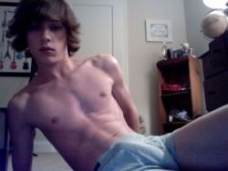 twinkyandhorny:  coolbrandonanthonythings:  Sexy moppy haired guy is hard in his boxer briefs.  It’s pointing up and throbbing on his pelvis and waiting for sex.  Beautiful squared off shoulders and pecs, luscious abs.  .