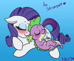 naomiknight17:  Cutesy quick Rarispike pic as thanks to equestrian-strumpet for inviting us to hang out in their friends’ hotel room when we were checked out, but still had the whole day to kill before our bus comes!Thanks, Strumpet and friends!   D’aww