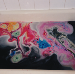 healy-club:  when your bath looks like art 