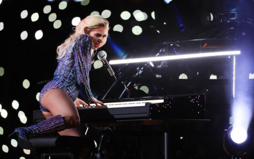 Porn dailyactress:Lady Gaga performs during the photos