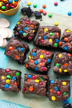 sweetoothgirl:    M&M BROWNIE BARS  