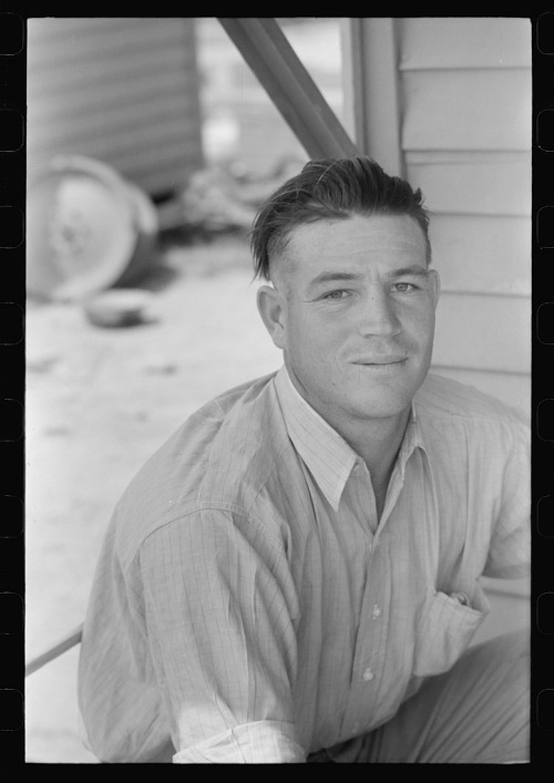 intrepidish:Laborer at the Agua Fria Migratory Labor Camp, Arizona 1940