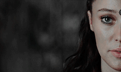 alycia-careys:Commander Lexa in every episode (ﾉ◕ヮ◕)ﾉ*:・ﾟ✧↳ season 3 episode 3 “ Ye Who Enter Here ”
