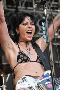 joanlovesplayingwithfire:  Joan Jett &amp; The Blackhearts - Jubilee Jam, 2009.  Madonna.