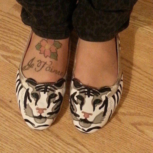 ifeetfetish:  Beyond in love with these shoes!  #omg #lovethem #grr #tiger #footTattoo