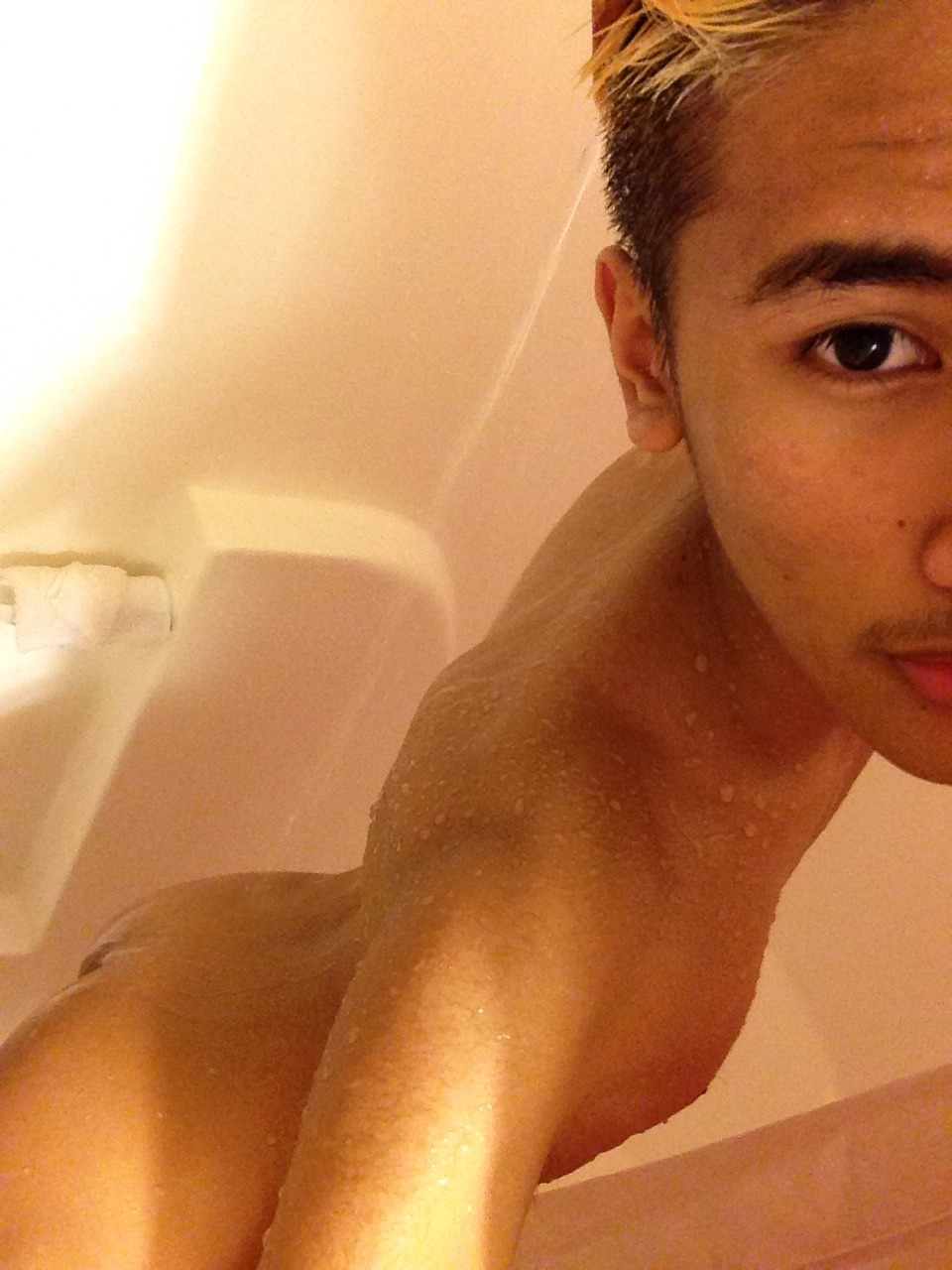 maliboojim:  More of my favorite… goldencontroller.tumbler.com He’s so hot! 