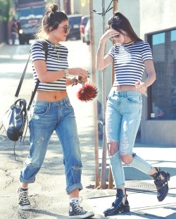 kendallandkyliejennerlove:  topshoq:  Kendall and Kylie wearing the same top.   fckn love this #slaayyyys
