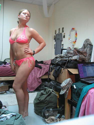 gijanes:  mymarinemindpart2:  Army girl looking smoking hot!  She is definitely not ready for room inspection.