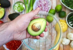 vegan-yums:  The best damn guacamole / Recipe