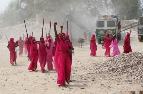 stories-yet-to-be-written: The Gulabi Gang is an extraordinary women’s movement formed in 2006