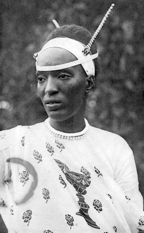 Tutsi people3. Tutsi hairstyle called amasunzu, 19235. Tutsi woman, 1957The Tutsi (/ˈtʊtsi/; Rwanda-