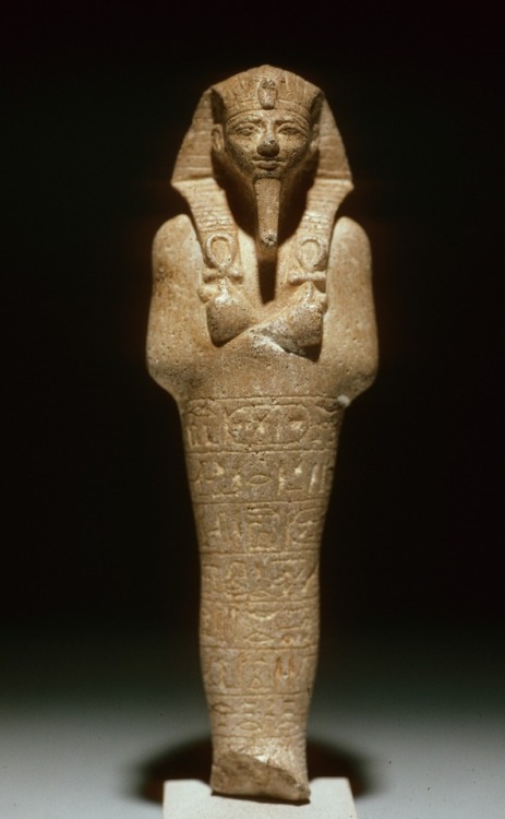 Limestone ushabti of the 18th Dynasty pharaoh Amenhotep II (r. ca. 1427-1401 BCE), shown holding two