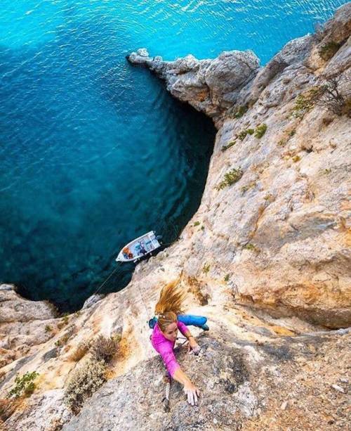 Kálymnos island is the perfect destination for climbing. It offers more than 550 climbing routes, fo