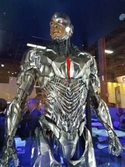 cybboy: machinamasculus:  supermantojusticeleague: (PHOTOS: Steve Weintraub, Collider.com) Cyborg is shredded.  Cyborg is cute ^^, too bad his face is half-man half-machine  Beautiful!