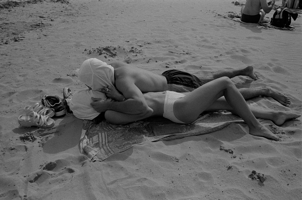 kradhe:    Besos bajo la arena. Alicante, España, 1999.    Cristina Garcia Rodero