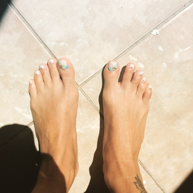 And beach toes&hellip;yeah they match lol #freshpedicure by theavaaddams