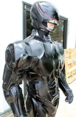 buyacasoo:This is so hot. I love robocop.