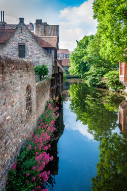 atraversso:  Bruges Blegium  by Fossfate 