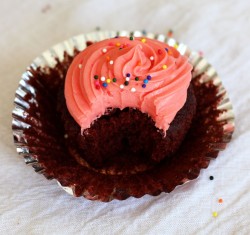 fullcravings:  Milk Chocolate Cupcakes with