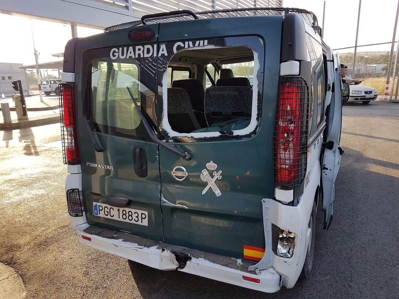 KAMIKAZES EN MELILLA. Un grupo de nueve inmigrantes, entre ellos una mujer, han logrado este viernes entrar de forma irregular en un coche kamikaze por la frontera en Melilla, en un suceso en el que han resultado heridos un policía nacional y un...