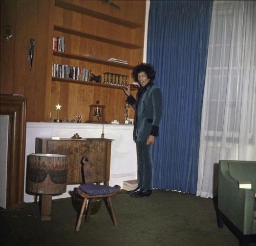 twixnmix:  Jimi Hendrix in Ringo Starr’s apartment at 34 Montagu Square, in Marylebone, London, 1966.  Jimi rented the apartment for £30 a month. He lived with his girlfriend, Kathy Etchingham, and also with his manager, Chas Chandler, and his girlfriend,