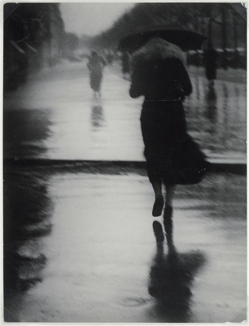 undr:
“Brassaï
Passants dans la pluie. 1935
”