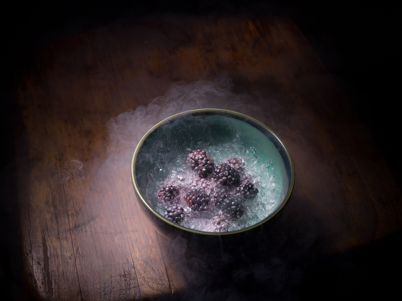 Boiling Blackberries in Liquid Nitrogen
Photo: Noah Kalina - 23 April 2013
For: Tutti Fruitti Book / Bompas and Parr
[via: arazor]