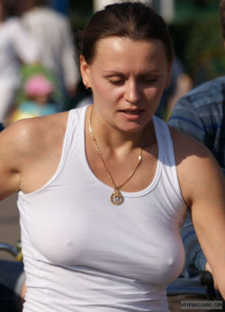 Nippls , Pokies , Braless 