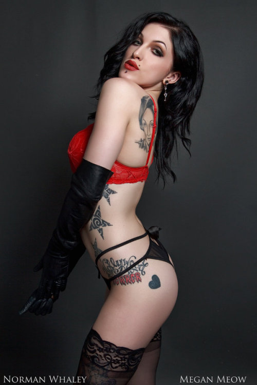 fierbug:  glovedandbound:  Miss M by IAMTOODARKPARK  👀💋🔥💋🔥 