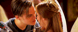 just-some-awesome-movies:  Romeo   Juliet (1996)  Y el recuerdo viene a la mente de las veces en las que mis labios deseosos de ti, ansiaban besarte, con la singularidad de los tuyos, se apartaban