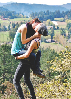 tuaari:  Kissing my beautiful girlfriend