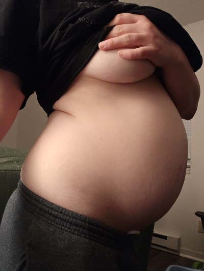 lookathatbelly:Everyone gorges themselves round when they can&rsquo;t sleep,