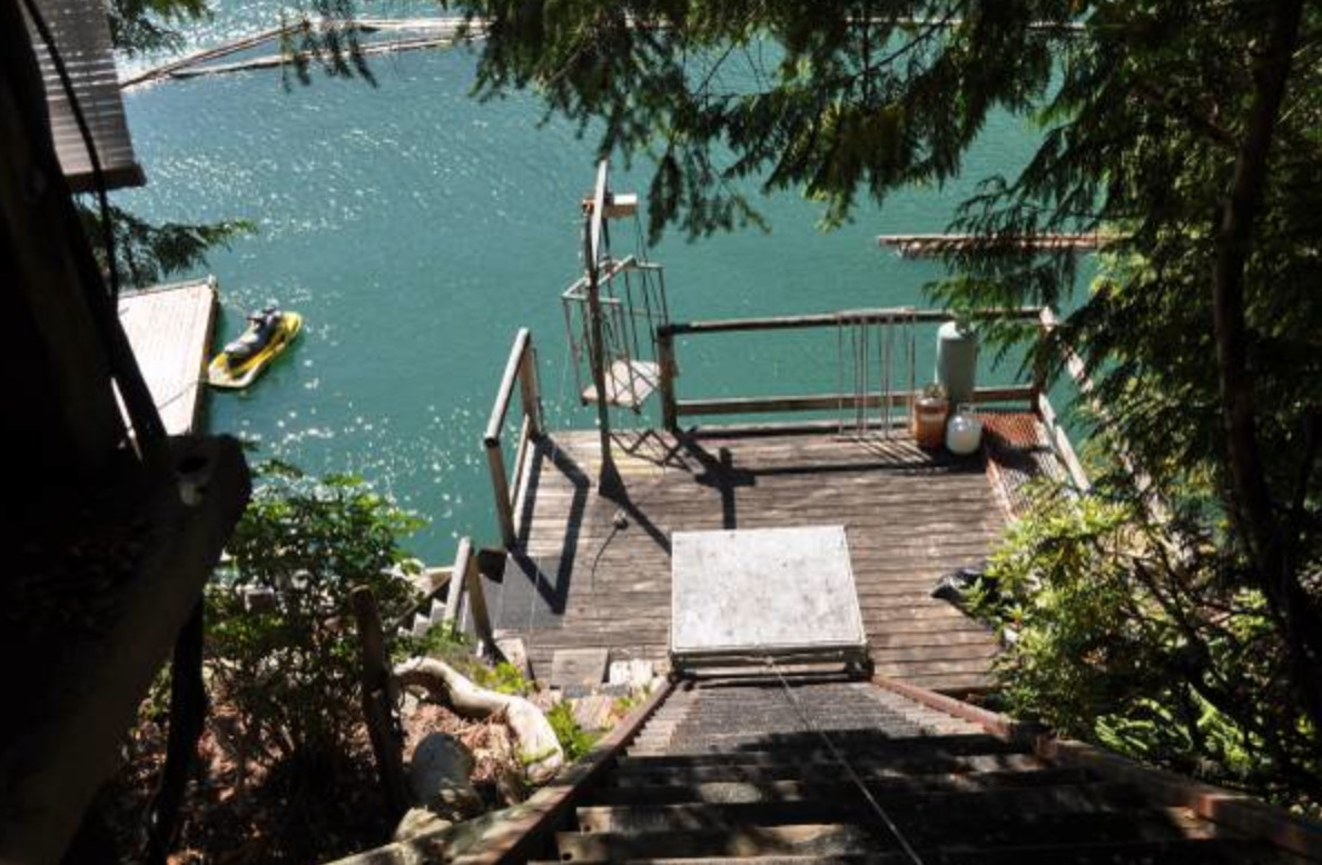 househunting:  $397,000/treehouse cabinPitt Lake, BC  BROSTON THIS IS A DREAM