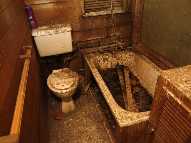 terriblerealestateagentphotos:Unhygienageddon. Anyone seen my wallet?