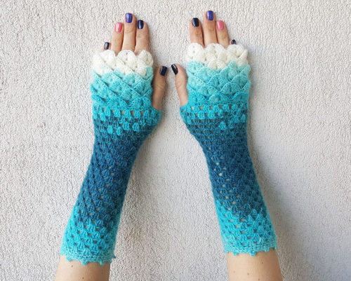 anotherdayforchaosfay:ponies-on-paper:sosuperawesome:Dragon Scale Fingerless Gloves by Mareshop on E